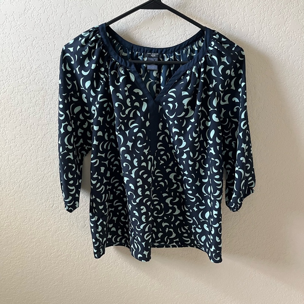 Ann Taylor Women’s Patterned V-Neck Blouse Size XXSP (Extra Extra Small Petite)